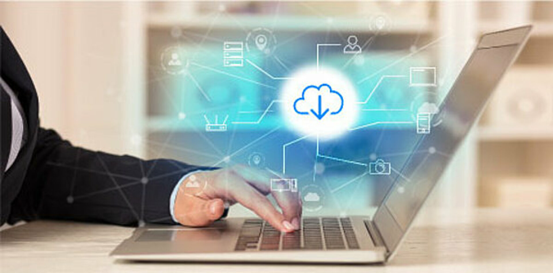 Das Bild zeigt eine Person, die an einem Laptop arbeitet. Über dem Bildschirm erscheint ein leuchtendes Cloud-Symbol mit einem Download-Pfeil, das den digitalen Zugriff auf Formulare und Laborunterlagen im GANZIMMUN Download-Center symbolisiert. Person arbeitet an einem Laptop mit Cloud-Symbol – Symbolbild für das GANZIMMUN Download-Center.