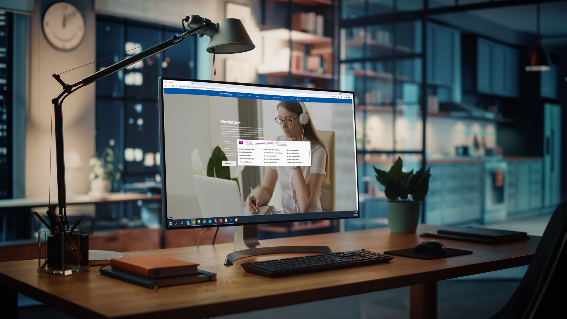 GANZIMMUN-Akademie – Online-Fortbildungen für Ärzte und Heilberufe Moderner Arbeitsplatz mit geöffneter Website der GANZIMMUN-Akademie auf einem Bildschirm – Fortbildungsteilnehmerin mit Kopfhörern verfolgt ein Online-Seminar.