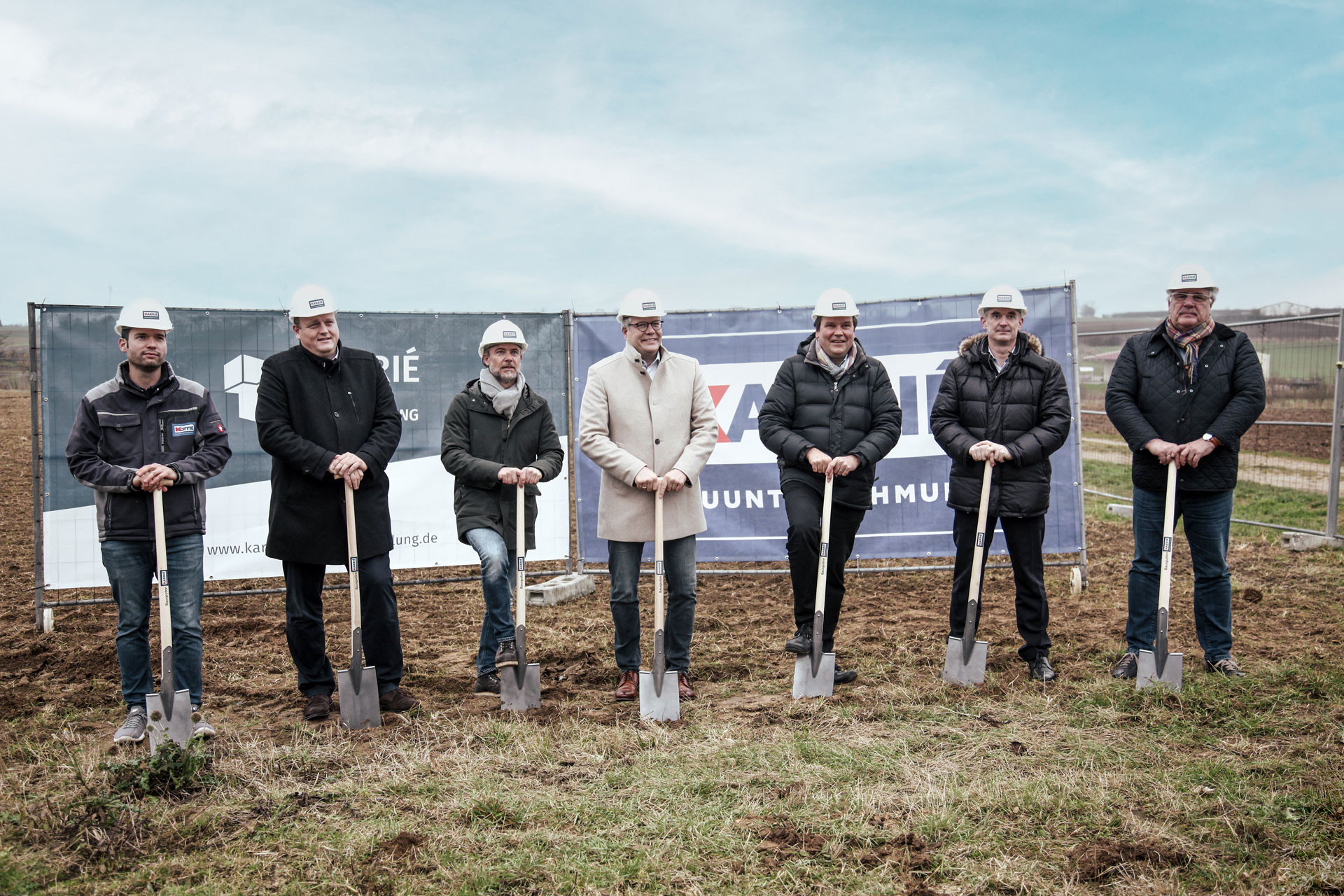 Spatenstich für den Neubau – Geschichte der MVZ GANZIMMUN GmbH Gruppenfoto beim Spatenstich mit Dr. Patrik Zickgraf in Schutzhelmen und Spaten – ein wichtiger Meilenstein in der Geschichte der MVZ GANZIMMUN GmbH.